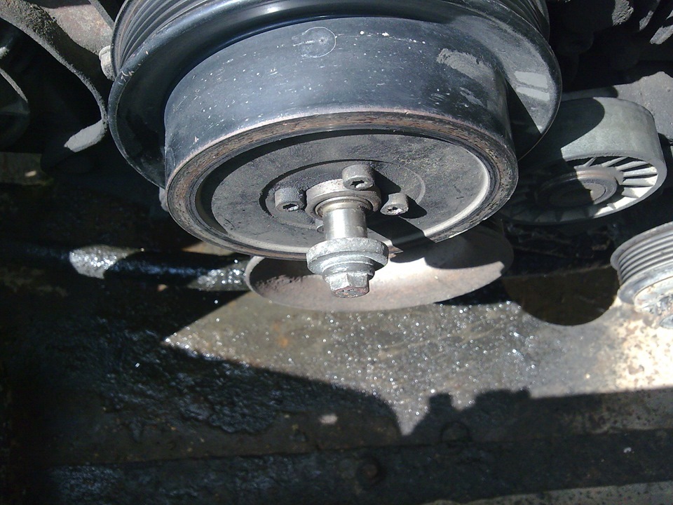 Шкив помпы и 4 болта Т30, которые шкив крепят к валу. — Mercedes-Benz E-Class (W124)