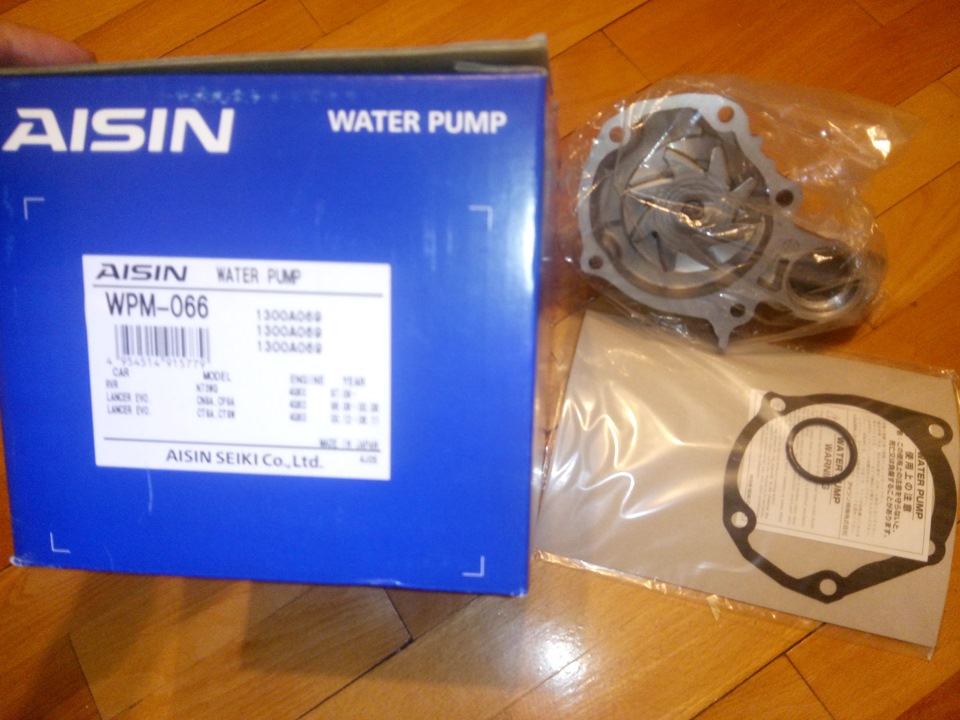 Помпа Aisin = оригинал — Mitsubishi Outlander (1G). Запчасти на фото: WPM066