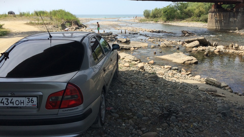 Mitsubishi Carisma серебристый лифтбэк, 1.6