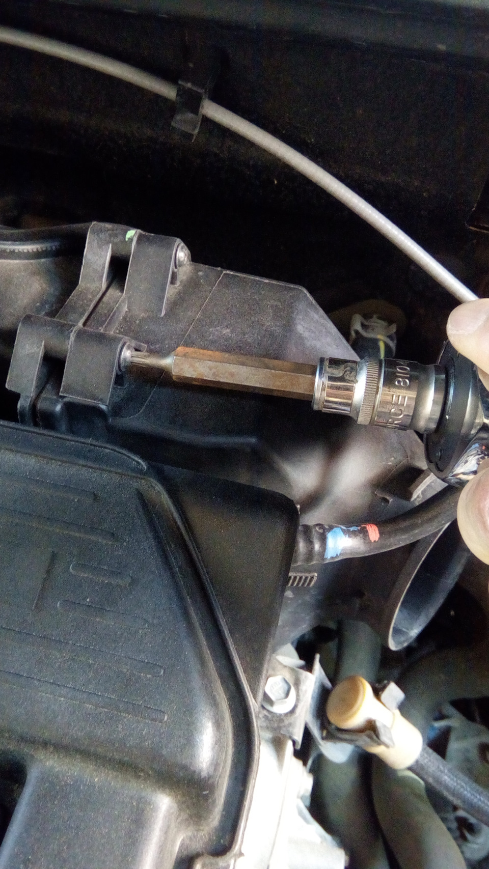 5.Откручиваем корпус воздушного фильтра — Renault Duster (1G)