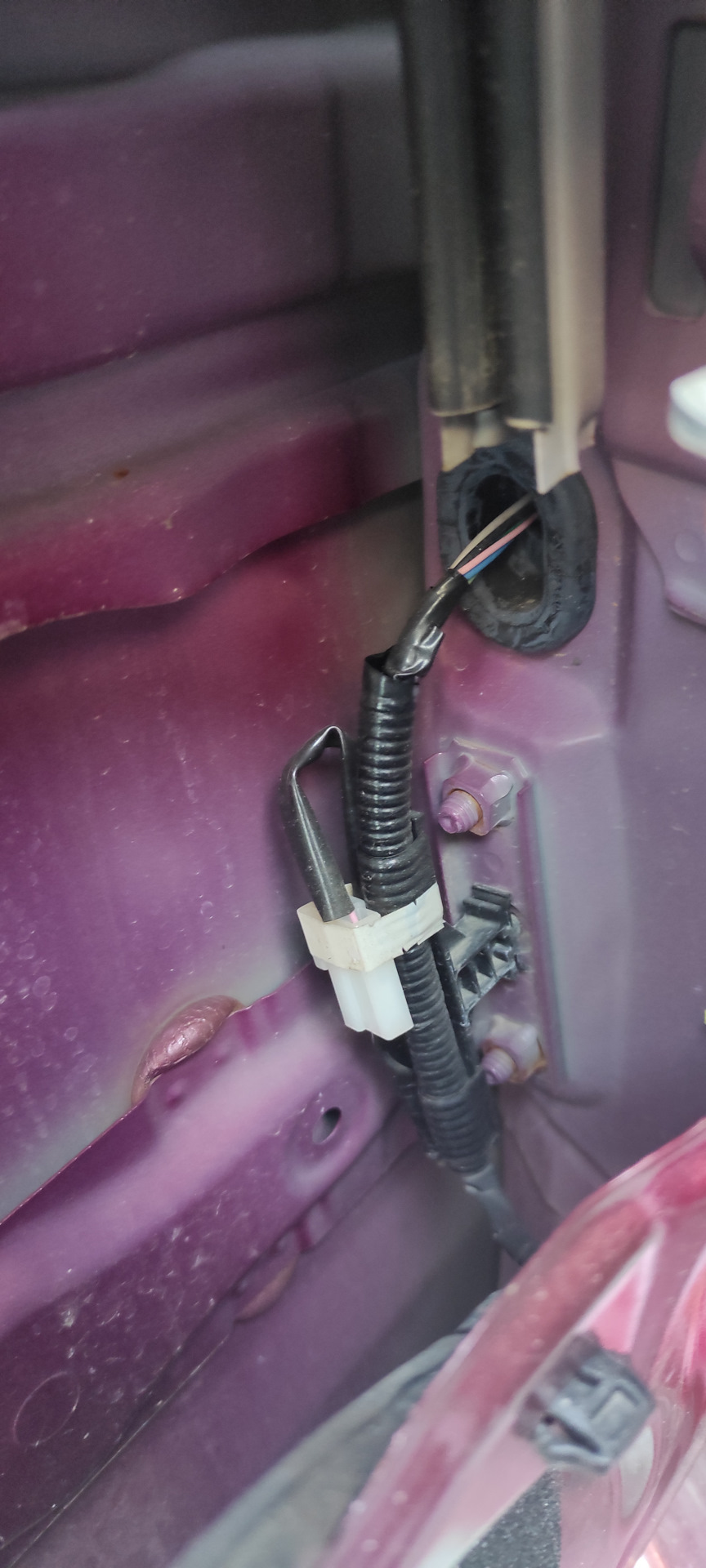 Провода на месте — Toyota Passo (3G)
