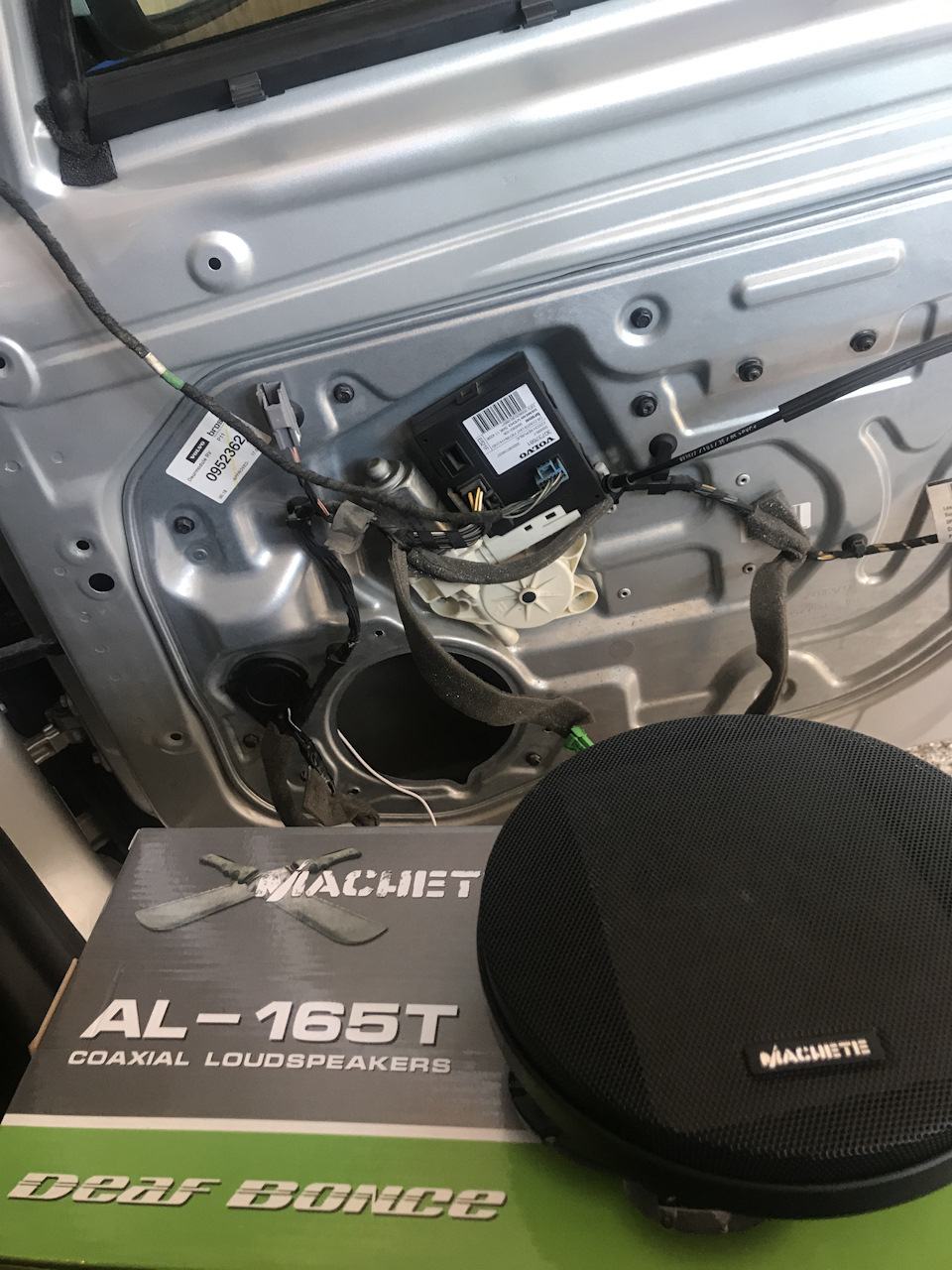 Такой путь привел меня в компанию Sound Drive, где цены были ниже, чем у конкурентов и где закупаются все мои знакомые. Ребята посоветовали модель Deaf Bonce Machete AL-165T, которые обошлись мне в 2300 р. за пару. Да, можно было взять модель без твиттеров, но один из штатных уже периодически выдавал страшные звуки, поэтому скорее всего они тоже доживают свои последние дни. — Volvo S40 (2G)