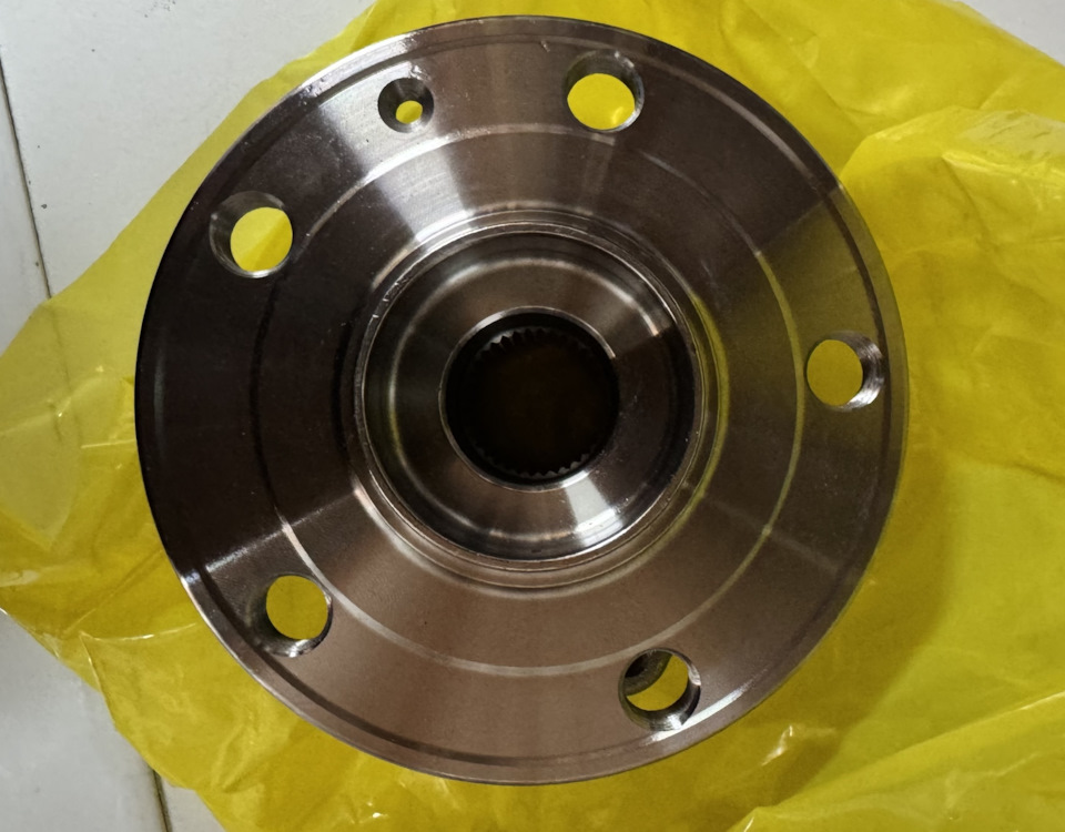 SKF VKBA 7011 — Volkswagen Tiguan (2G). Запчасти на фото: VKBA7011