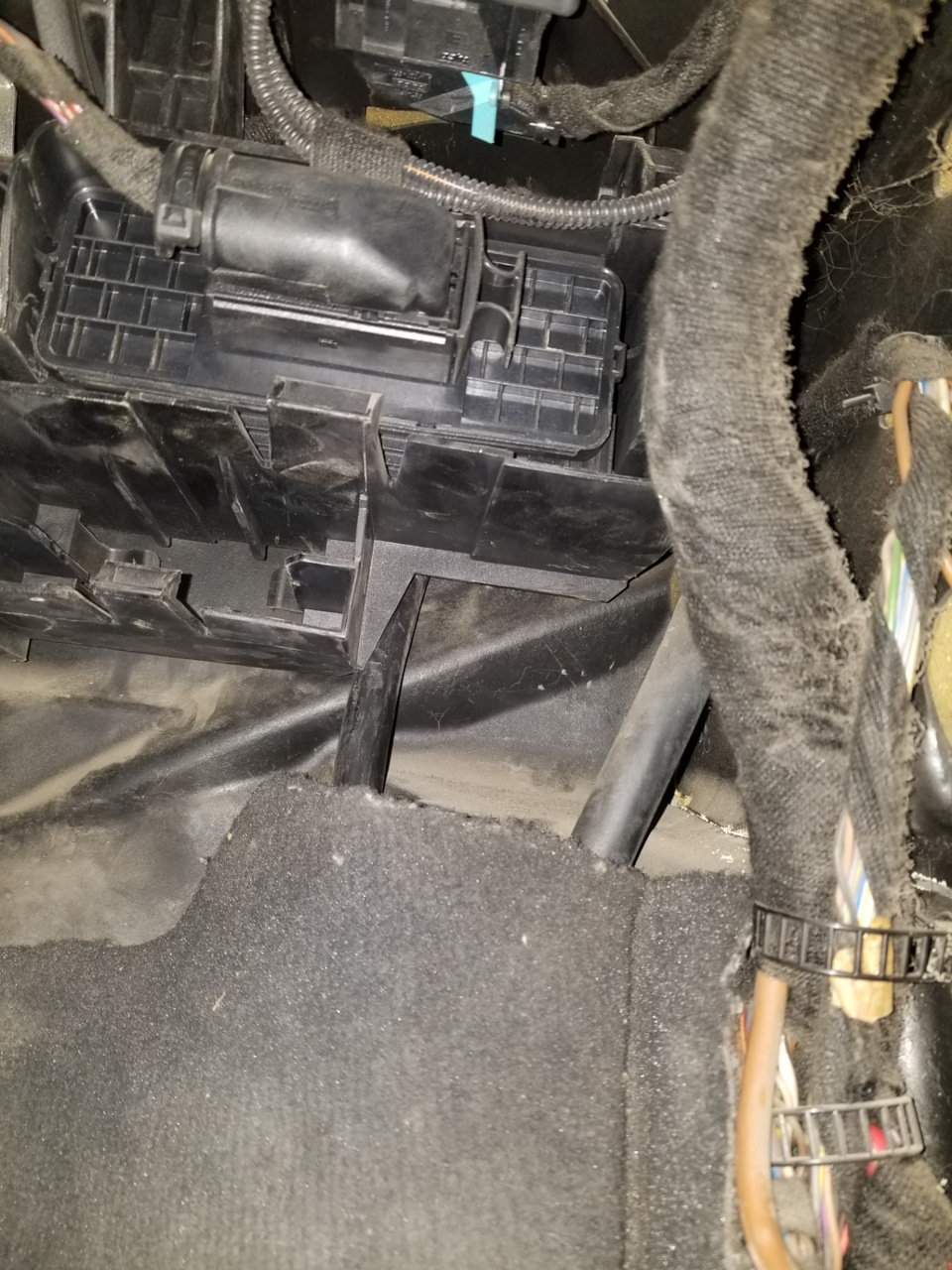 Отверстие со стороны салона, за блоком gateway — Audi A6 (C6)