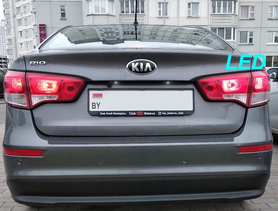 Габариты + тормоз. Слева лампы накаливания, справа светодиоды. — KIA Rio (3G)