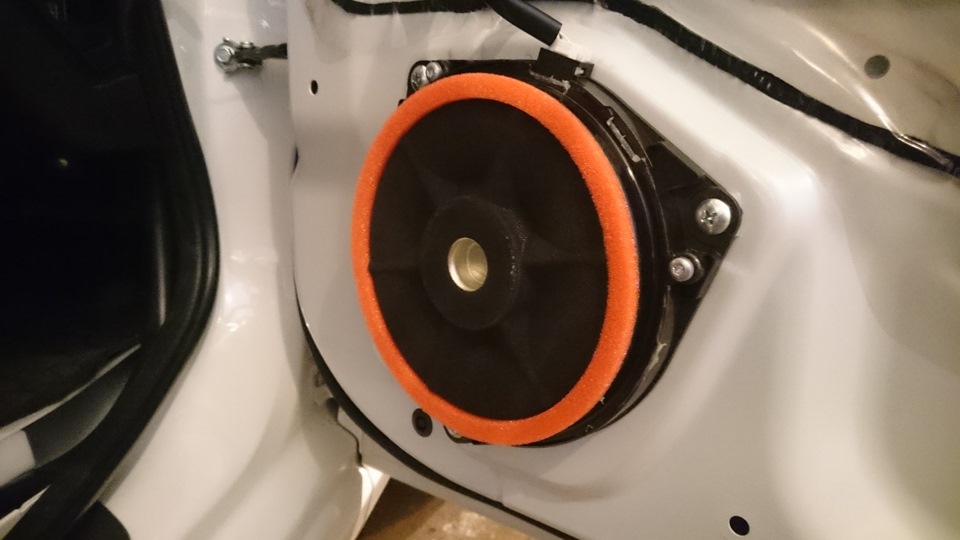 тот самый динамик JBL в двери, достаточно тяжелый — Toyota GT86