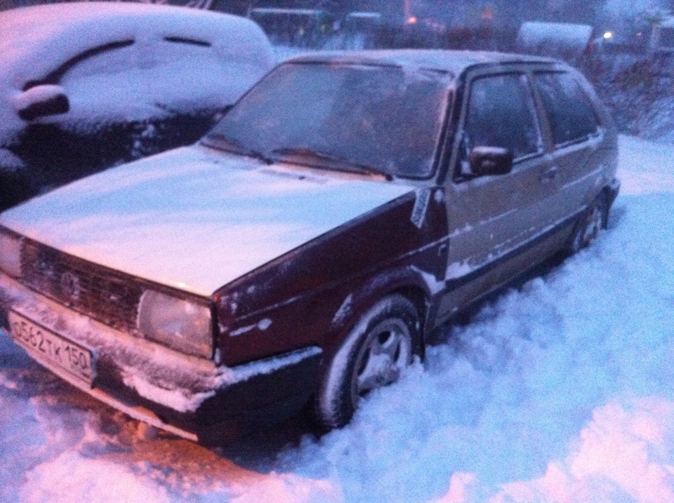 Ездит каждый день, соскребая снег бампером — Volkswagen Golf Mk2