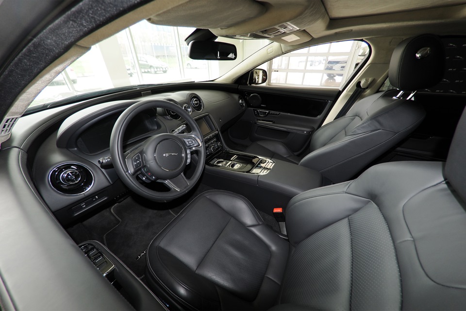 Кокпит XJ. Спорный глянец и аналоговые часы. Великолепные кресла. — Volvo S60 (2G)