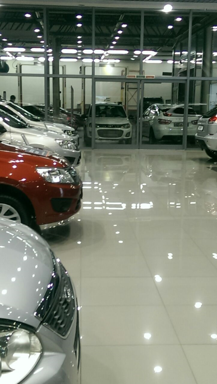 Вон та девушка по центру — Lada Kalina Cross