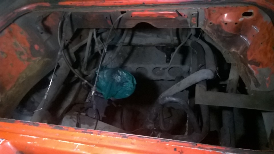 Выдернули, вид подкапотного пространства. — Volkswagen Transporter T3