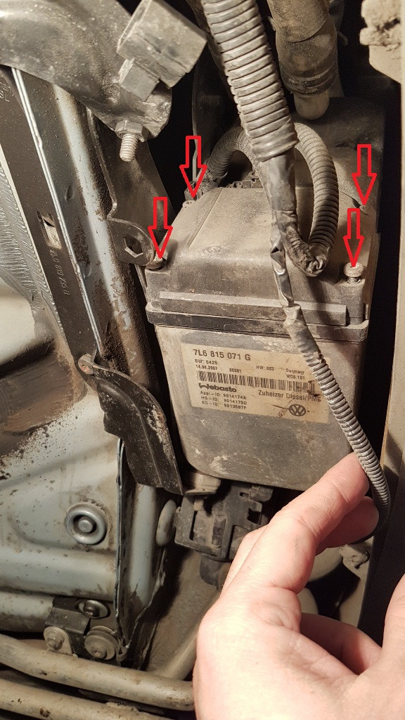 чтобы добраться до платы — откручиваем эти болты — Volkswagen Touareg (1G). Found on photo: 7L6815071G, 540423