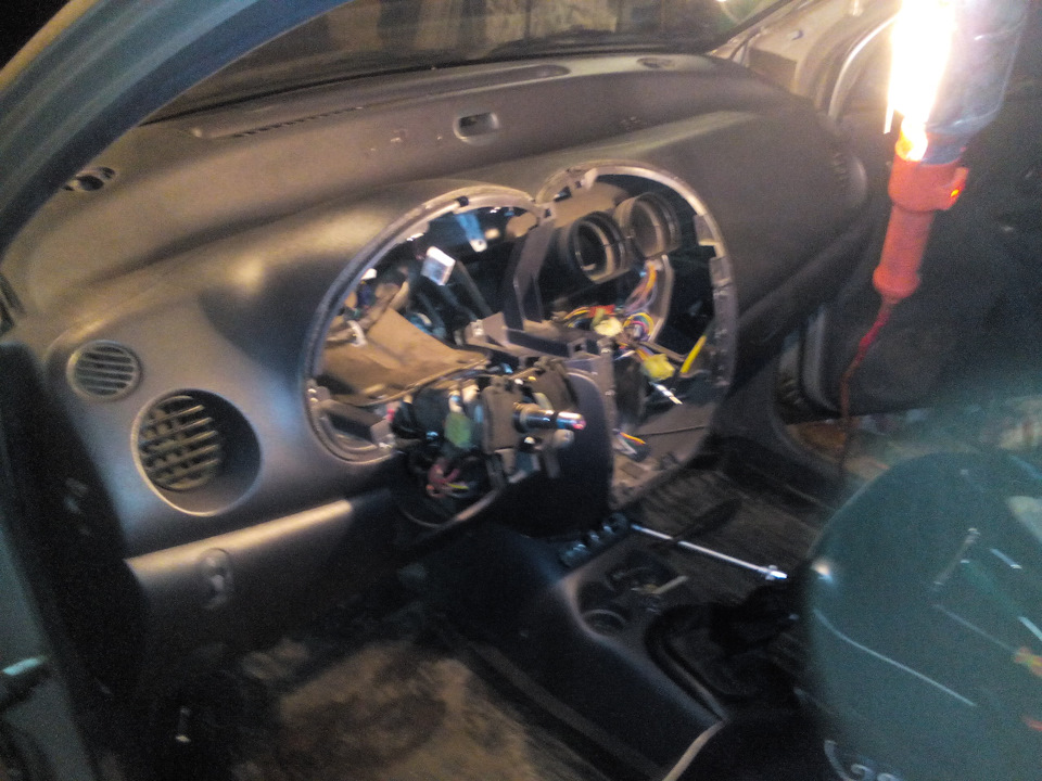 Теперь раскручиваю крепление торпеды.(винтов 10-12шт.) — Daewoo Matiz (M100/M150)