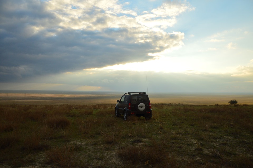 По пути вот такие вот безграничные пейзажи. Мы в востроге! — Suzuki Jimny (1G)