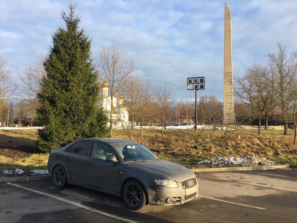 Город Псков возле фаст фуда — Audi A4 (B7)