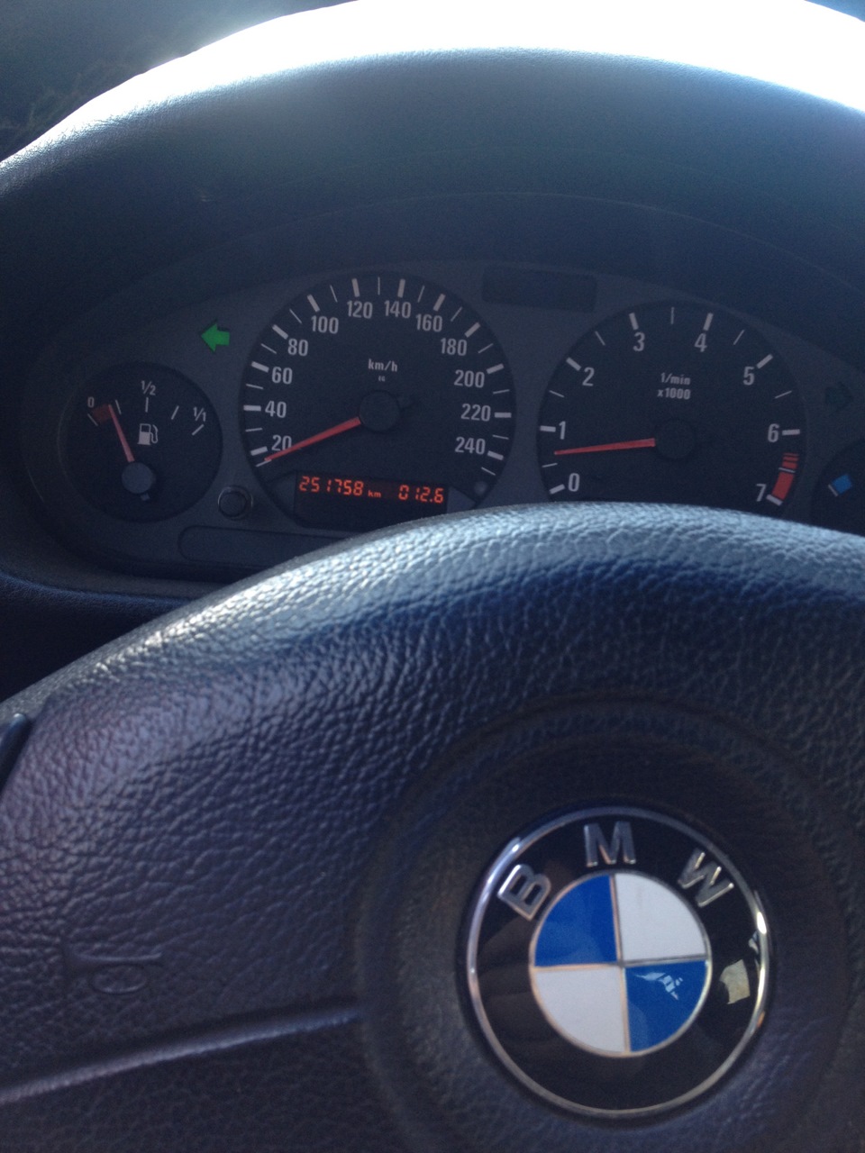 Фото в бортжурнале BMW 3 series Touring (E36). Запчасти на фото: 12014012, 251758, KM0126