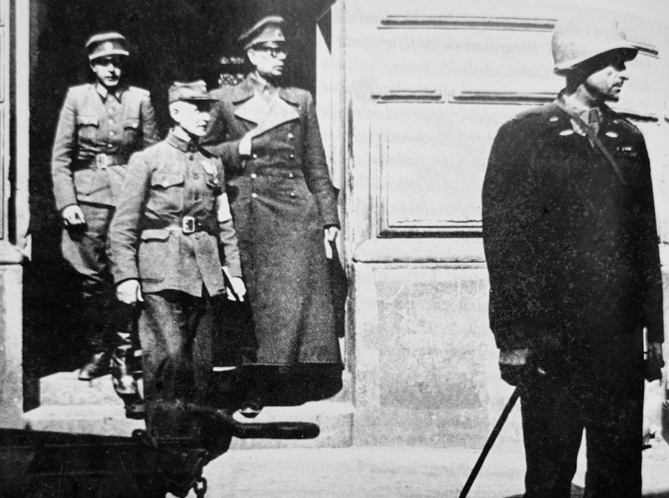 Руководство РОА покидает штаб Американских войск в Пльзене. 09 мая 1945г. — ГАЗ Соболь 4х4
