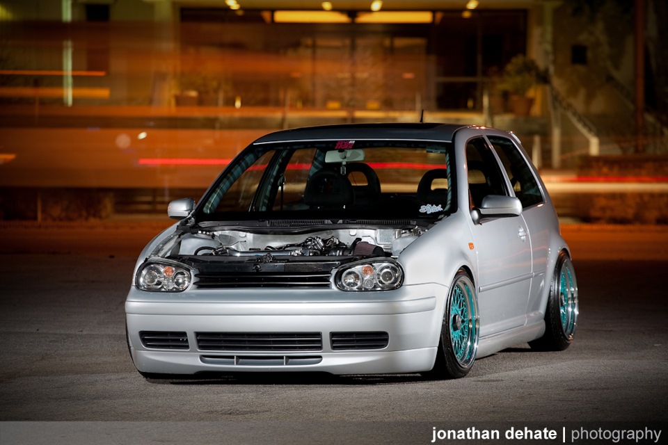 Клетка виднеется и дырявые подголовники — Volkswagen Golf Mk4