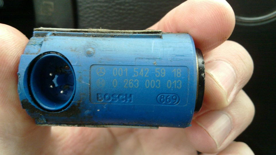старый датчик Bosch — Mercedes-Benz S-Class (W220). Запчасти на фото: 0015425918