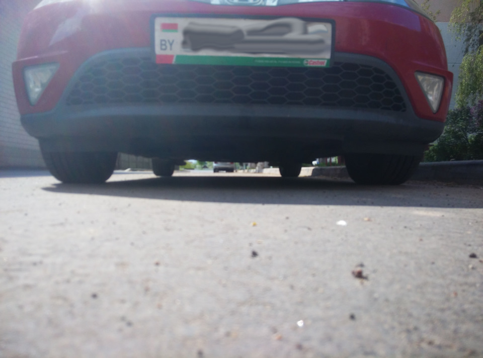 Вид поднятой машинки спереди — Honda Civic Hatchback (8G)