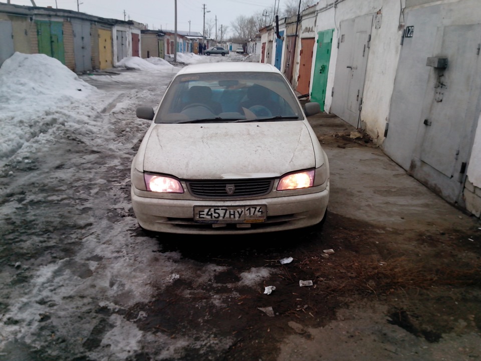 слева HOD, справа обычная галогенная — Toyota Corolla (110)