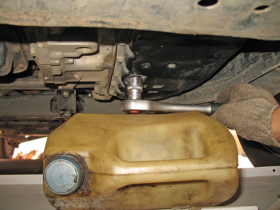 Откручиваем пробку — Nissan X-Trail II (t31)