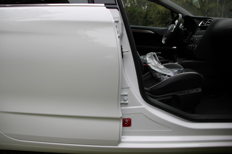 Открываем переднюю дверь — Citroen C4 (2G)
