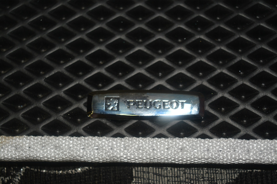 какой никакой но шильдик — Peugeot 308 (1G)