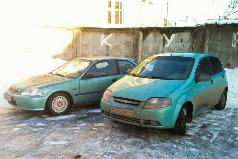 не часто в городе встретишь авто с похожим цветом, а тут кто то пристроился)) — Honda Civic Hatchback (6G)