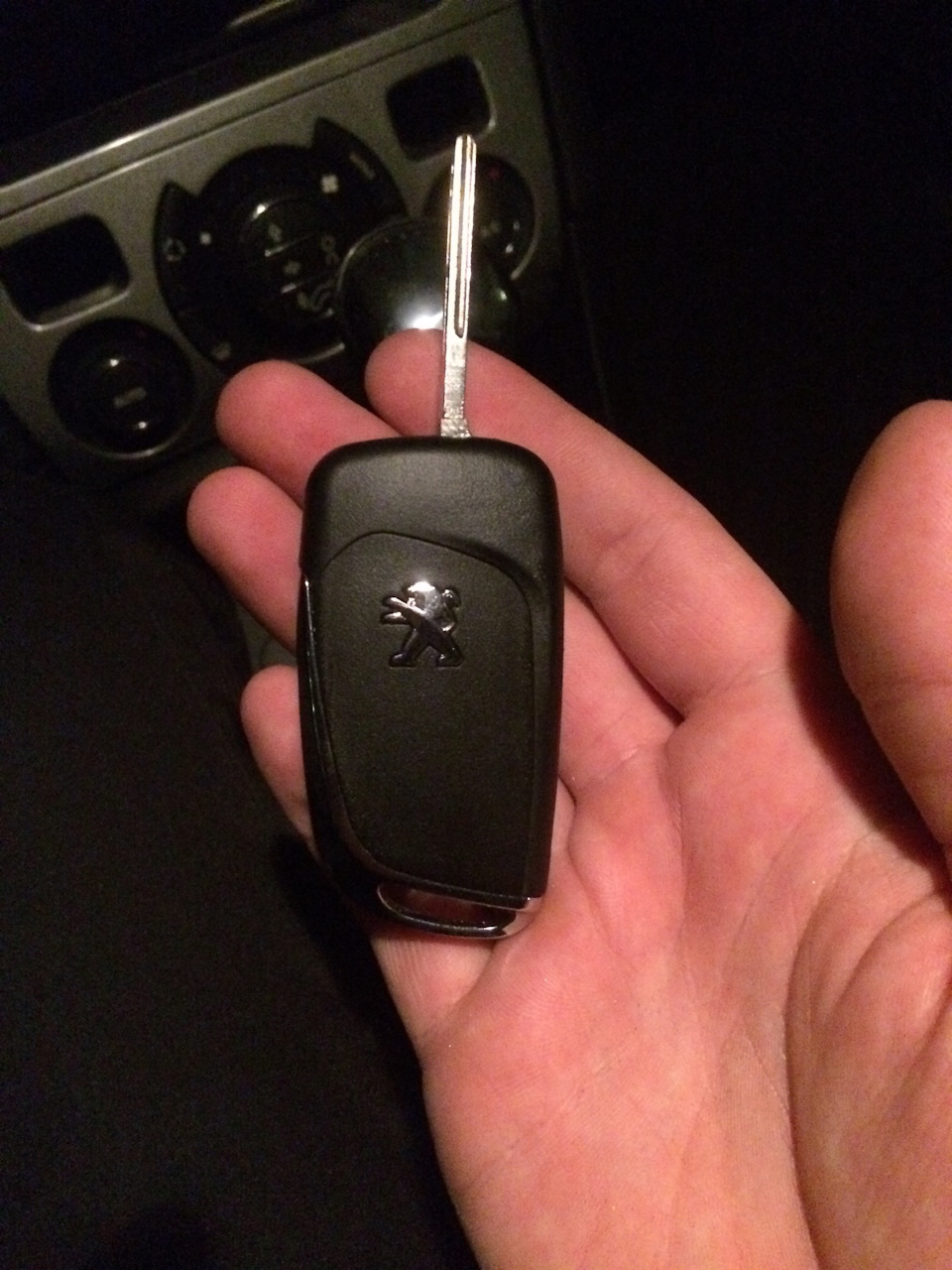 Фото в бортжурнале Peugeot 408 (1G)