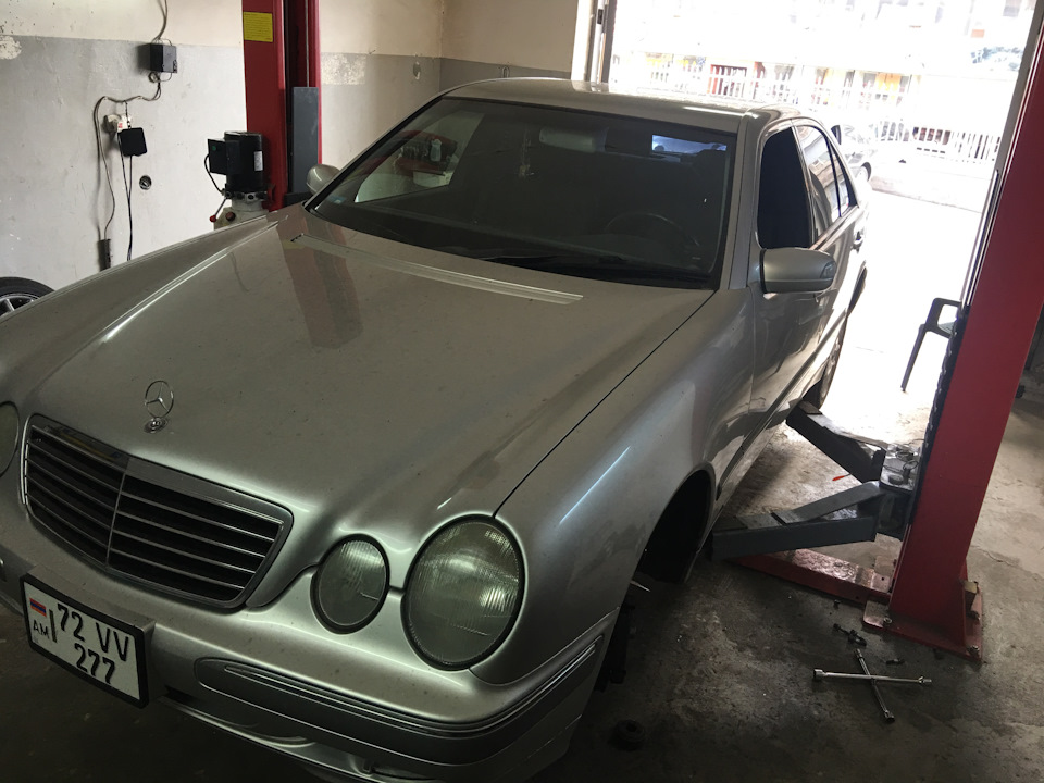Фото в бортжурнале Mercedes-Benz E-Class (W210)