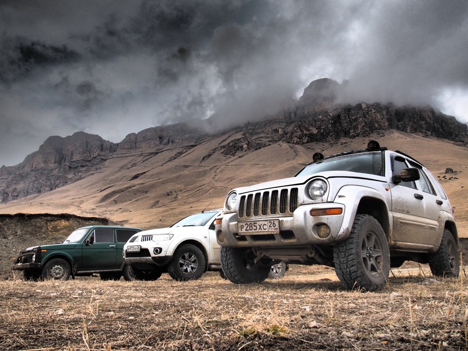 Наши боевые колесницы на фоне Актопрака — Jeep Cherokee (KJ)