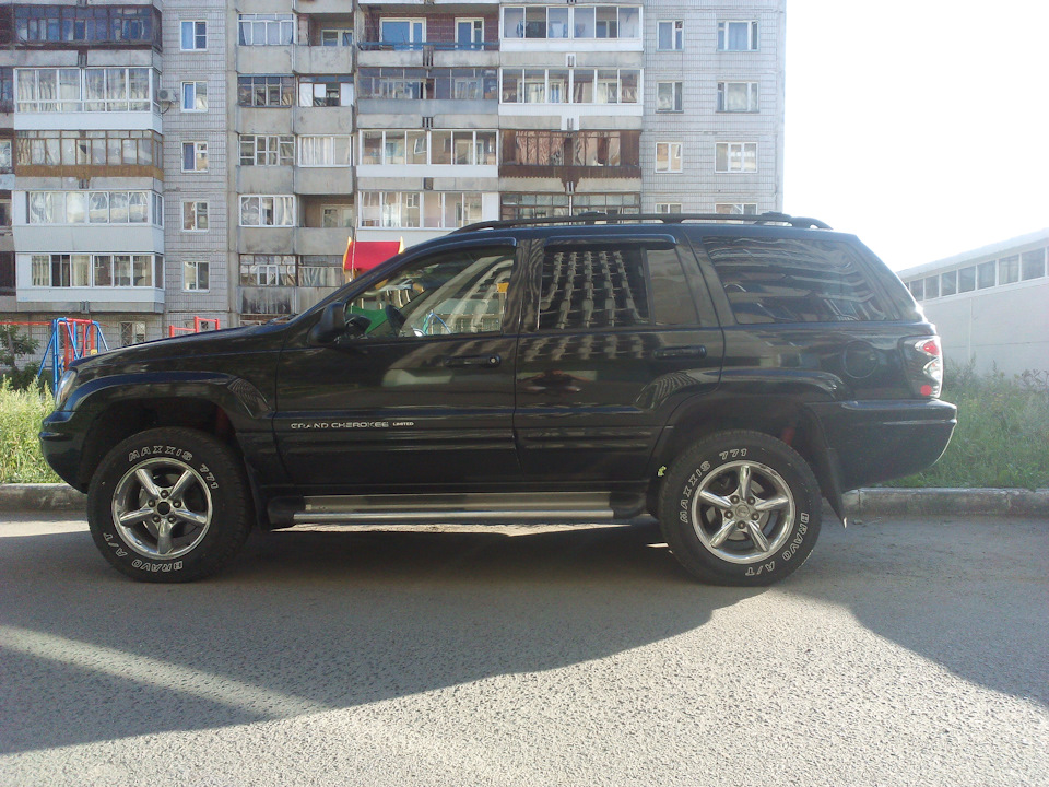 Общий вид. теперь JEEP стоит красиво, думаю так и должен. — Jeep Grand Cherokee (WJ)