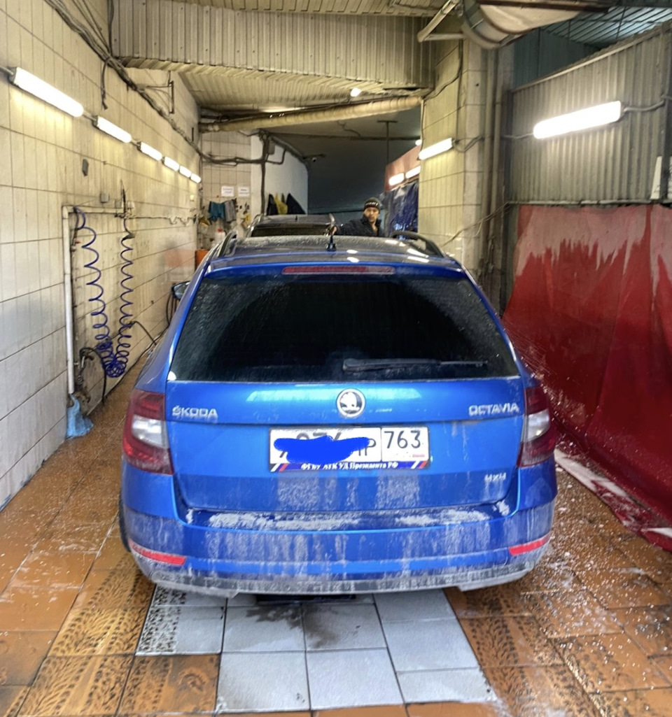 Её сразу же на мойку и начинают осмотр фронта работы — Skoda Octavia A7 Mk3