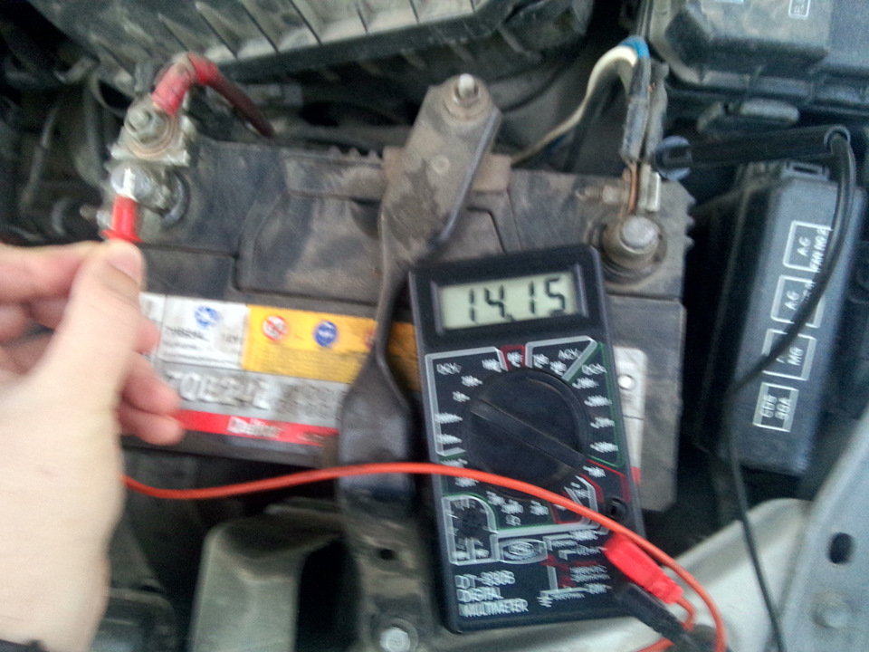 Мотор заведен, нагрузка не включена, заряд АКБ 14,15V — Toyota Corolla (110)