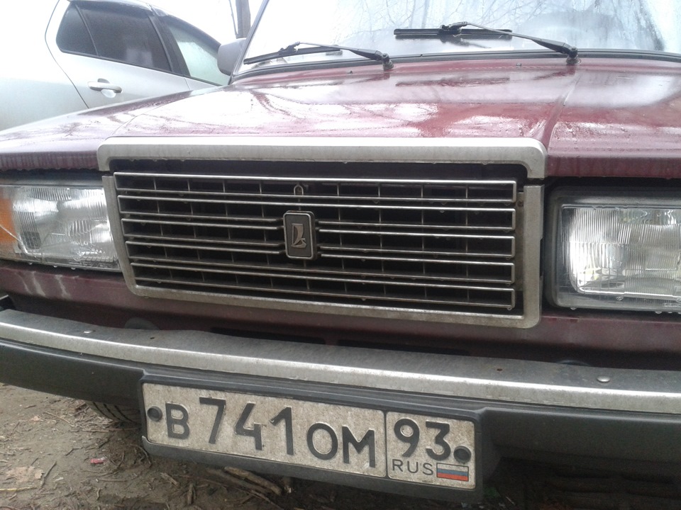 Открутил 6 шурупов на решетке ( 3 сверху и 3 снизу ) — Lada 21074
