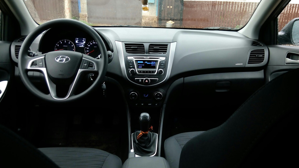 Общий вид салона с установленым мультирулем — Hyundai Solaris (1G)
