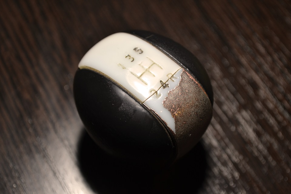 по трещинке был слом, наверно кто-то пытался снимать — Nissan Almera II (N16)