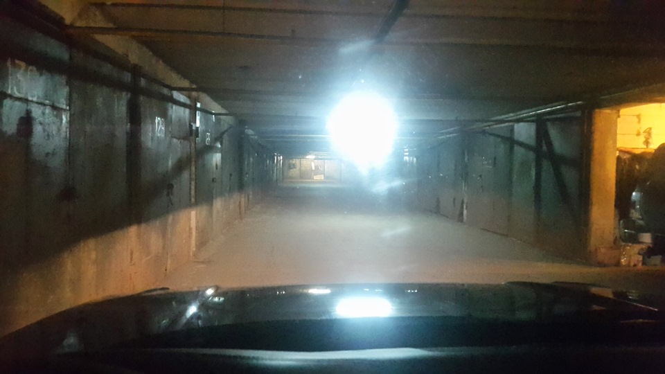 Вот здесь хорошо видно: по центру. — Land Rover Range Rover (3G)