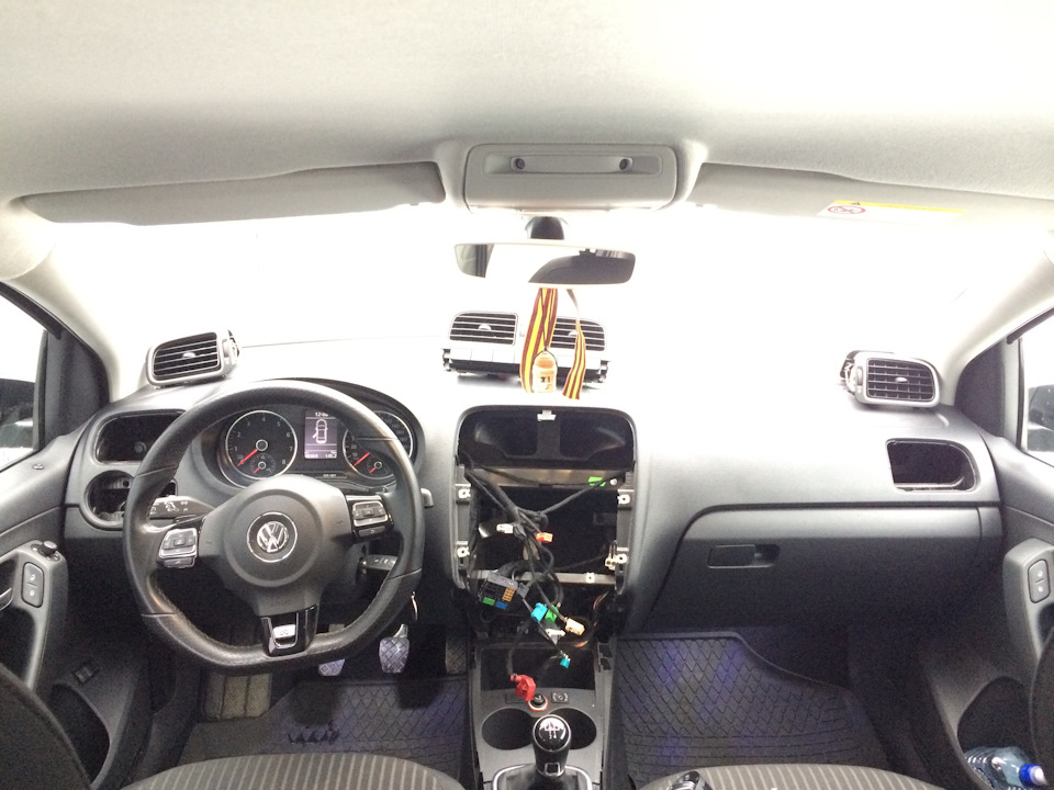 В процессе монтажа — Volkswagen Polo Sedan