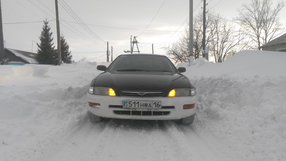 Где-то в заснеженной Таврии — Toyota Corona EXiV (2G)