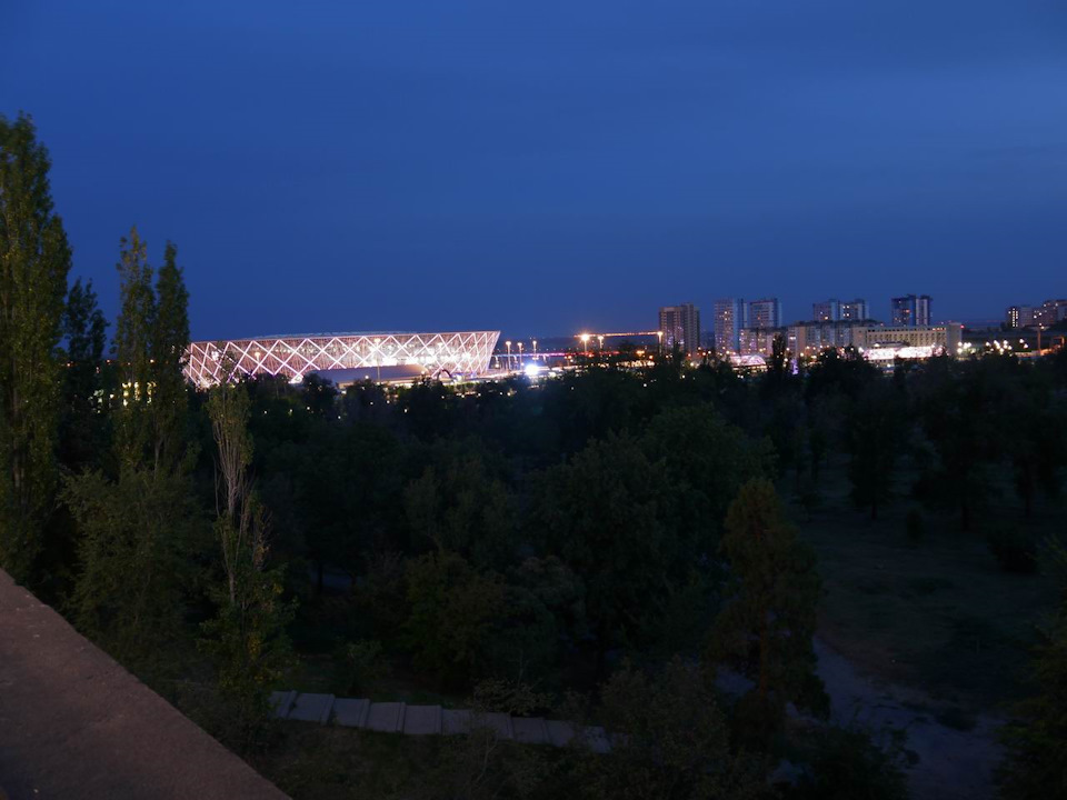 Вид с Мамаева Кургана на стадион — Lada Granta