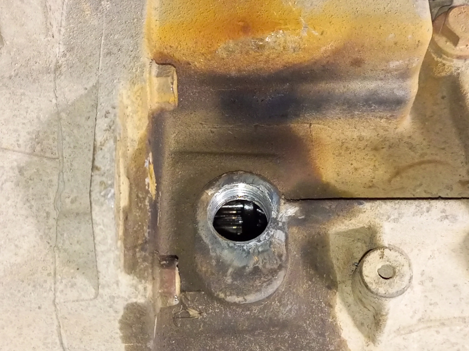 Заливное отверстие МКПП — Nissan Almera II (N16)