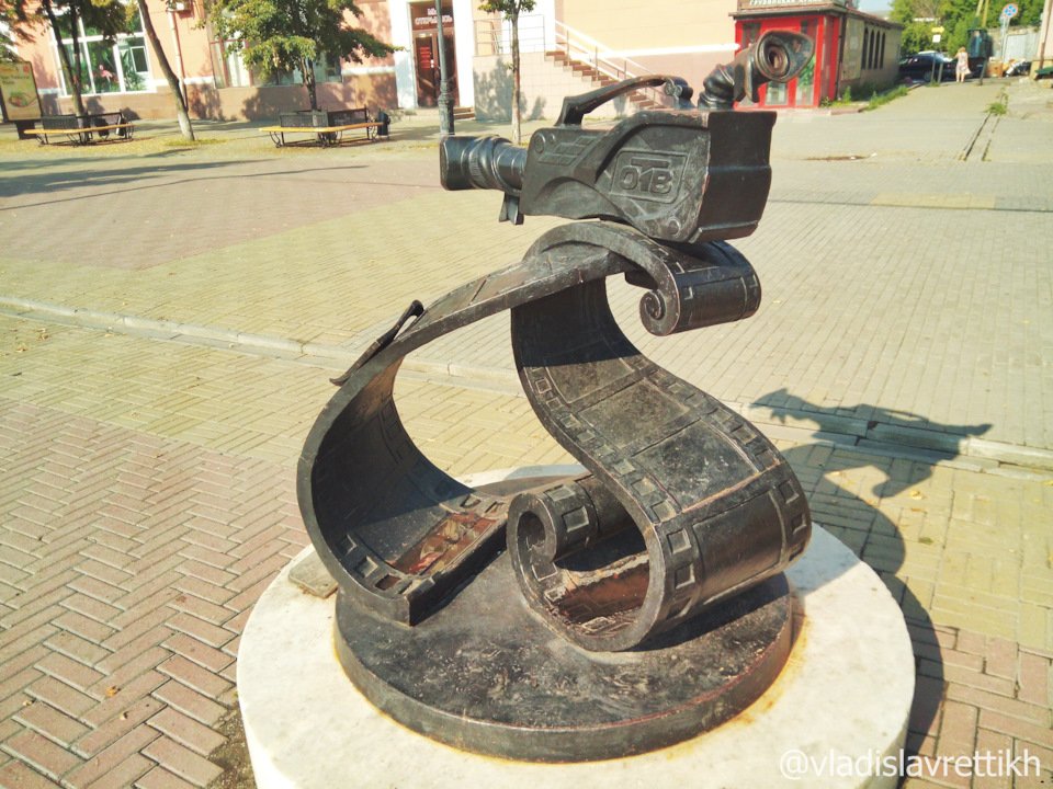 Композиция «Будь в кадре», 2013 г. Была подарена городу медиа-холдингом ОТВ, чьё руководство посчитало, что именно камера является тем инструментом, которым различные события записываются в современном мире в историю. В этой композиции спрятан сюрприз, о котором практически никто не догадывается. Оказывается, если заглянуть в объектив камеры, то можно увидеть, как выглядела улица Кирова в XIX в. В объектив монтирован кусок линзы с изображением стариной фотографии. Информация была взята с сайта — www.uralskazi.ru/ural/dlya_gostey/gid/skulpturi/ . — Lexus LX (UZJ100)