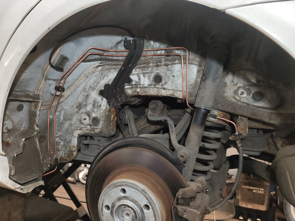 а это протянутая трасса к заднему левому и правому колесу — Mercedes-Benz C-Class (W204)