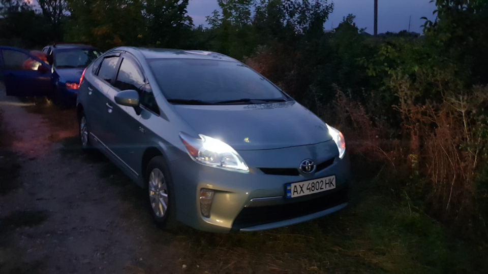 Вечерком с диодами в габаритах. — Toyota Prius Plug-in Hybrid (1G)