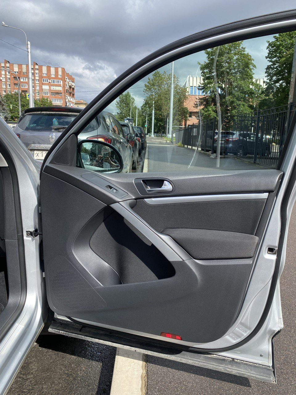 Заодно покрасил вставки на дверях. — Volkswagen Tiguan (1G)