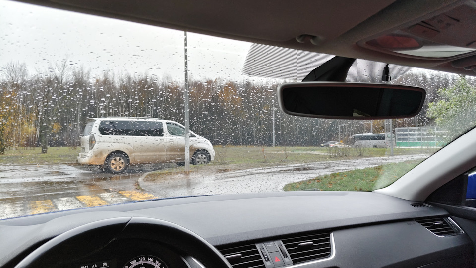 Наслаждаемся нормальным видом через лобовое. — Skoda Octavia Combi A7 Mk3