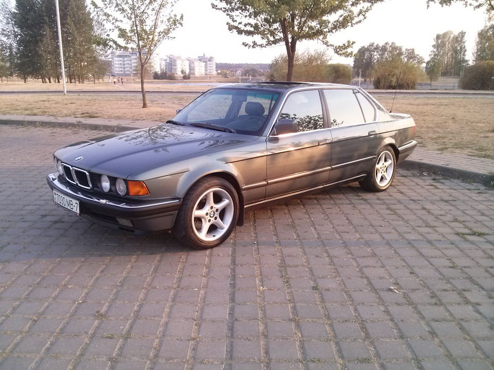 Фото сделано год назад. — BMW 7 series (E32)