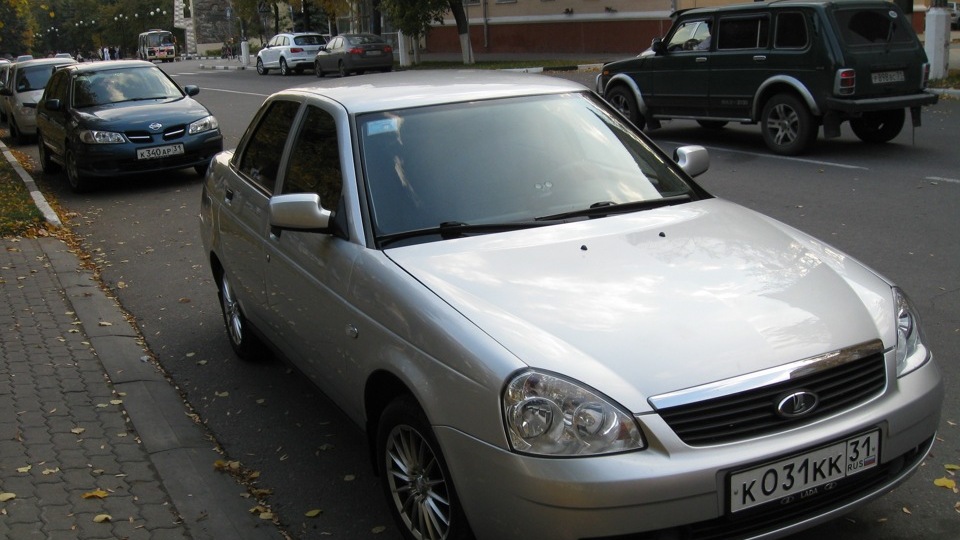 Lada Priora sedan silver sprinter
