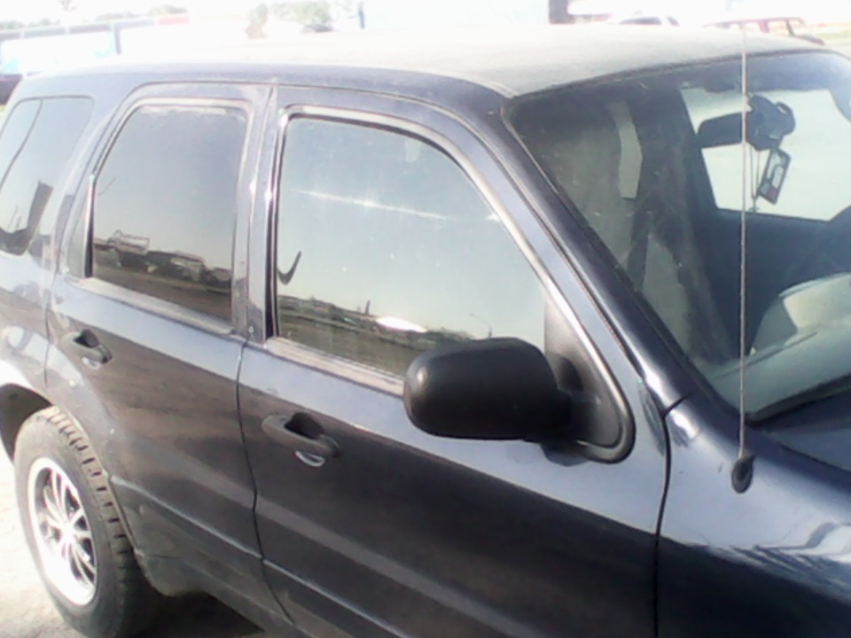вторая, одна сторона машины — Ford Escape (1G)